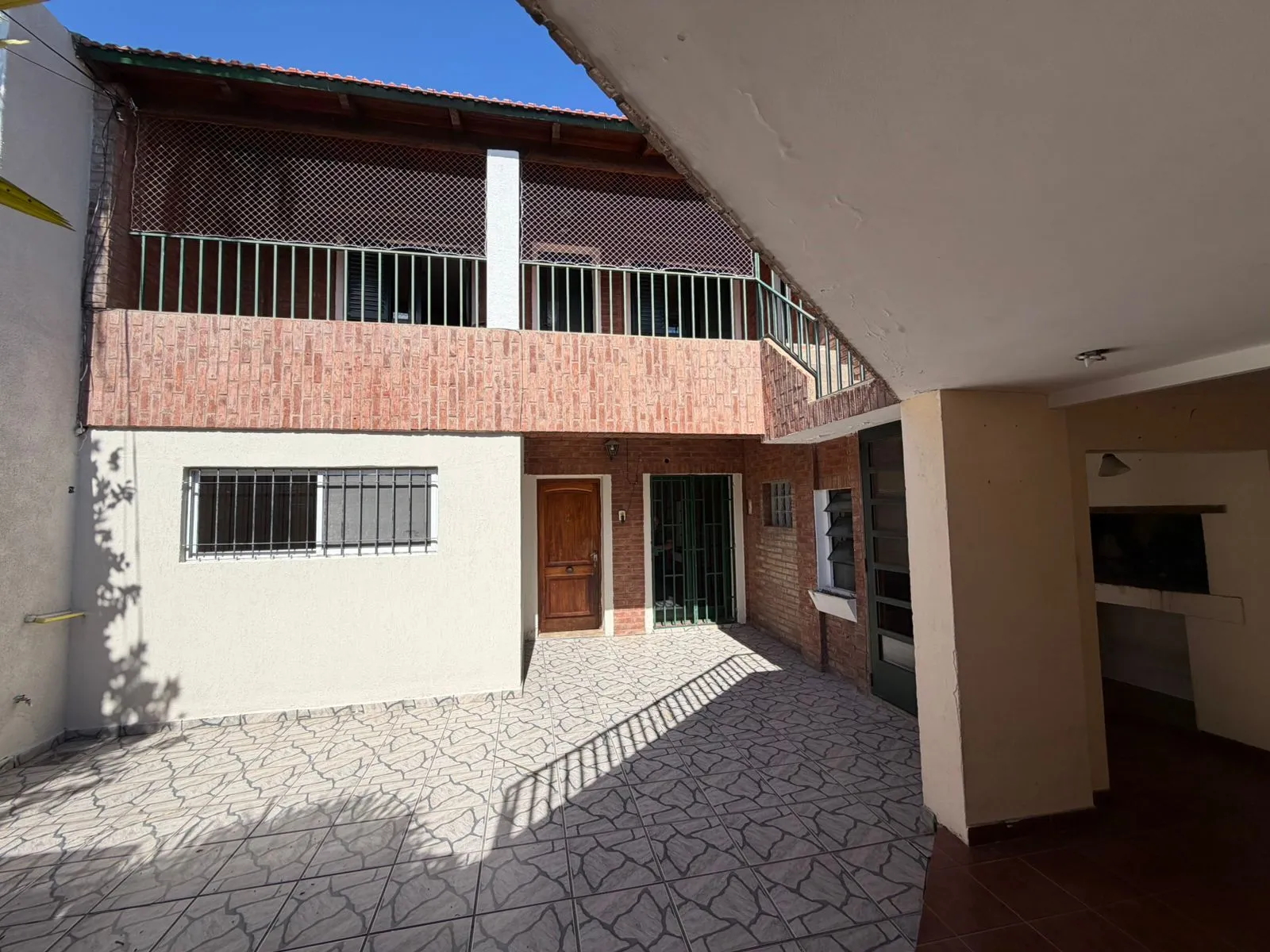 Foto principal de Casa de pasillo con amplio patio y parrillero – Zona Sur de Rosario