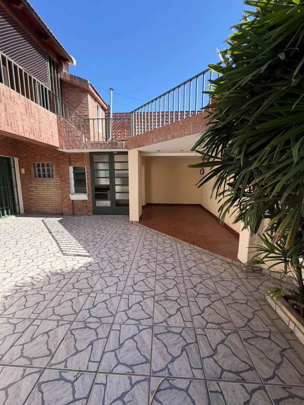 Casa de pasillo con amplio patio y parrillero – Zona Sur de Rosario