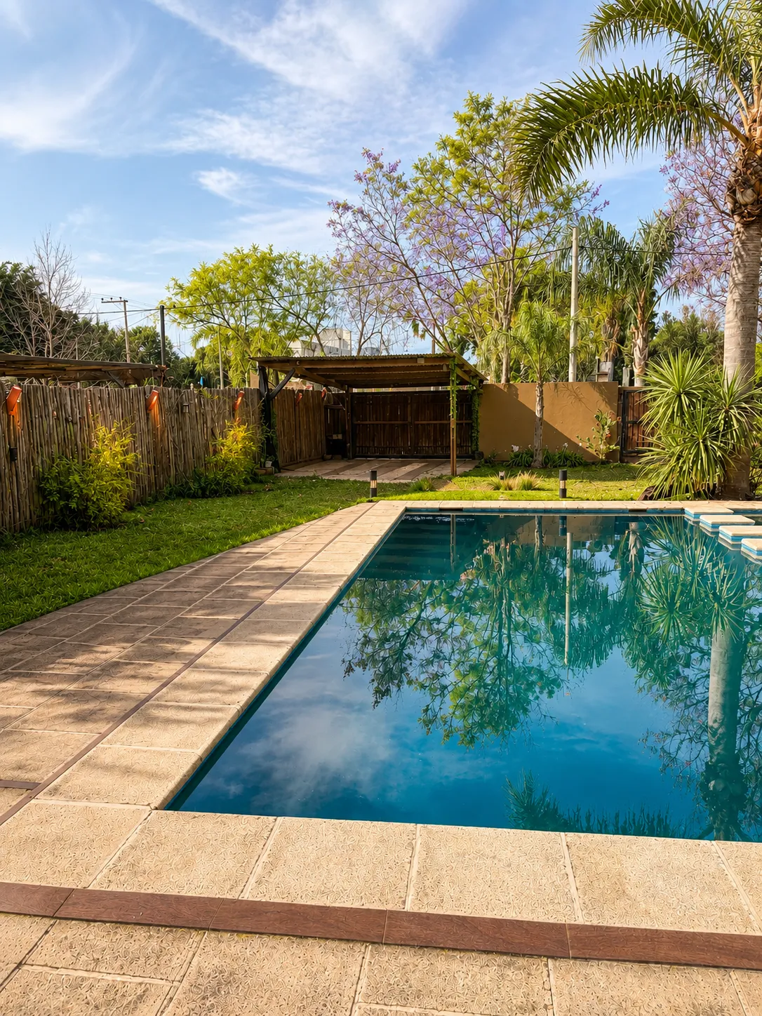 Foto principal de Casa de dos plantas con parque, piscina y cochera para dos vehículos: en Parque Vernazza, Pueblo Esther